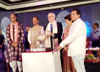 ଏଫ୍‌ଆଇଭିବି ସଭାପତି ଆରି ଗ୍ରାସାଙ୍କୁ ସମ୍ମାନଜନକ କିସ୍‍ ହ୍ୟୁମାନିଟାରିଆନ୍‍ ସମ୍ମାନ