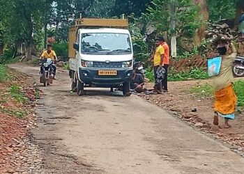 ପଞ୍ଚାୟତ ମାନଙ୍କରେ ମାଣ୍ଡିଆ ନେଇଥିବା ମ୍ୟାକ୍ସ୍ ପିକ୍ ଅଫ୍ ରାଜ ରାସ୍ତାରେ ଘାଡି ହଟକି ହୋଇ ଯାତ୍ରୀମାନଙ୍କ ନେଇ ଦୁଃଖିତ