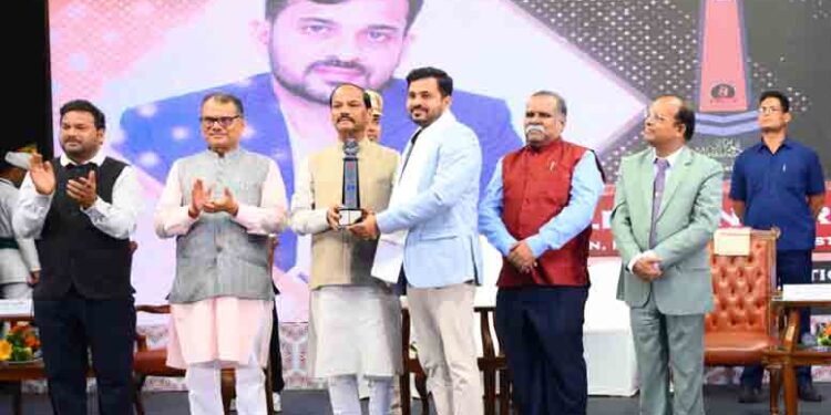 Alexzandar Das Conferred with Best Inspirational Educator Award