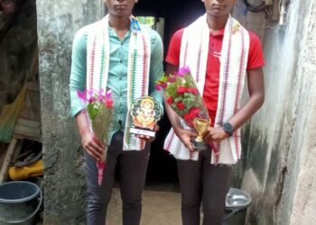 ନିଟ୍ ପରୀକ୍ଷାରେ ସଫଳ ହୋଇ ଡ଼ାକ୍ତରୀ ପାଠ ପଢିଲେ ଦୁଇ ଜାଆଁଳା ଭାଇ 
