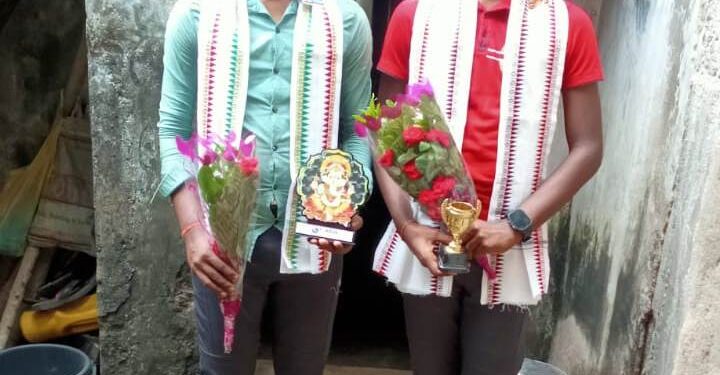 ନିଟ୍ ପରୀକ୍ଷାରେ ସଫଳ ହୋଇ ଡ଼ାକ୍ତରୀ ପାଠ ପଢିଲେ ଦୁଇ ଜାଆଁଳା ଭାଇ 