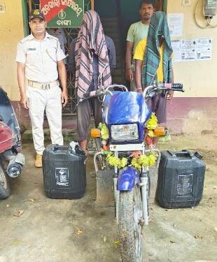 ବାଙ୍କୀ ଅବକାରୀ ବିଭାଗ ପକ୍ଷରୁ ବାଙ୍କୀ ର ବିଭିନ୍ନ ସ୍ଥାନ ଚଢ଼ାଉ ୭୦ ଲିଟର ଚୋରା ଦେଶୀ ମଦ ଜବତ ୨ଗିରଫ