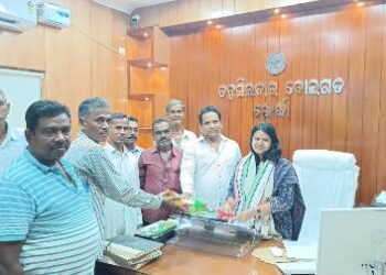 ଚାଷୀମାନଙ୍କ ଦ୍ୱାରା ତହସିଲଦାର ସମ୍ବର୍ଦ୍ଧିତ 