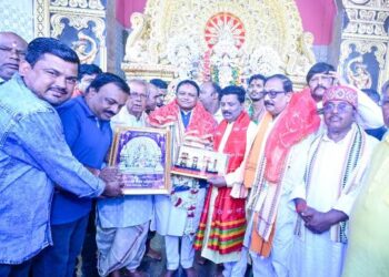 ସିଲଭର ସିଟି କଟକରେ ୪୦ ପୂଜା ମଣ୍ଡପ ବୁଲି ଦେଖିଲେ ମୁଖ୍ୟମନ୍ତ୍ରୀ ମୋହନ ମିଝୀ