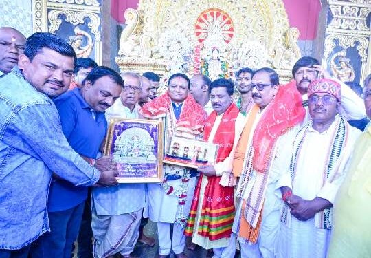 ସିଲଭର ସିଟି କଟକରେ ୪୦ ପୂଜା ମଣ୍ଡପ ବୁଲି ଦେଖିଲେ ମୁଖ୍ୟମନ୍ତ୍ରୀ ମୋହନ ମିଝୀ