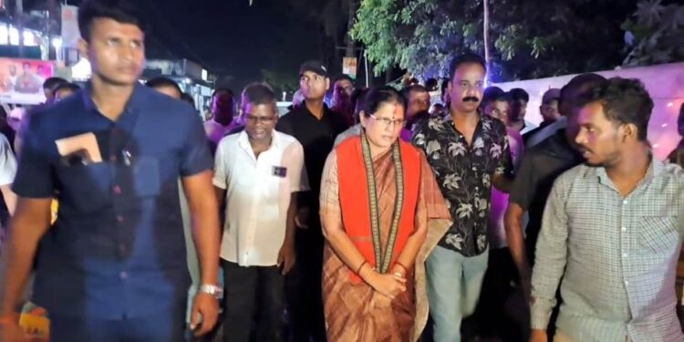 ଗୋପ ପୂଜାମଣ୍ଡପରେ ଗୋଟିଏ ଦିନାରେ ଶାସକ ଓ଼ ବିରୋଧି ଦଳର ନେତା ଓ କର୍ମୀ ମା ଆଶିଷ ଭିକ୍ଷାଲାଭ କଲେ : ଉପ ମୁଖ୍ୟମନ୍ତ୍ରୀ ଙ୍କୁ ଜୟ ଦୁର୍ଗାପୂଜା କମିଟି ପକ୍ଷରୁ ସ୍ୱାଗତ କରାଯାଇଥିଲା  