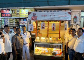 କଟକ ରେଲୱେ ଷ୍ଟେସନରେ ଦୀପ ଏବଂ ଦୀପାବଳୀ : ଗ୍ରାମୀଣ ଉତ୍ପାଦ ଉପଲବ୍ଧ