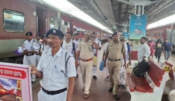 ଦୀପାବଳି ଉତ୍ସବକୁ ଦୃଷ୍ଟିରେ ରଖି ଖୋର୍ଦ୍ଧା ରୋଡ୍ ମଣ୍ଡଳ ପକ୍ଷରୁ ଟ୍ରେନରେ ଅଗ୍ନିକାଣ୍ଡ ରୋକିବା ପାଇଁ ସ୍ୱତନ୍ତ୍ର ସୁରକ୍ଷା ଅଭିଯାନ 