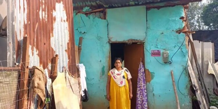 କାହା ସ୍ୱାର୍ଥରେ ପ୍ରଧାନମନ୍ତ୍ରୀ ଆବାସ ଯୋଜନା : ଭୂମିହୀନ ବିଧବାଙ୍କୁ ମିଳୁନି ଘର – କଷ୍ଟରେ କଟୁଛି ଜୀବନ