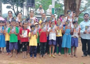 ଶିକ୍ଷକଙ୍କ ଦ୍ୱାରା ବିଭିନ୍ନ ଶିକ୍ଷଣୀୟ ପୁସ୍ତକ ବଣ୍ଟନ