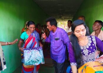 ନିଆରା ଢଙ୍ଗରେ ଦଶହରା ପାଳିଲେ ପ୍ରଭାକର : ଗାଁ ର ପୁରୁଷ ମହିଳା ଙ୍କୁ ନୁଆଁ ବସ୍ତ୍ର, ଟଙ୍କା ବାଣ୍ଟିଲେ