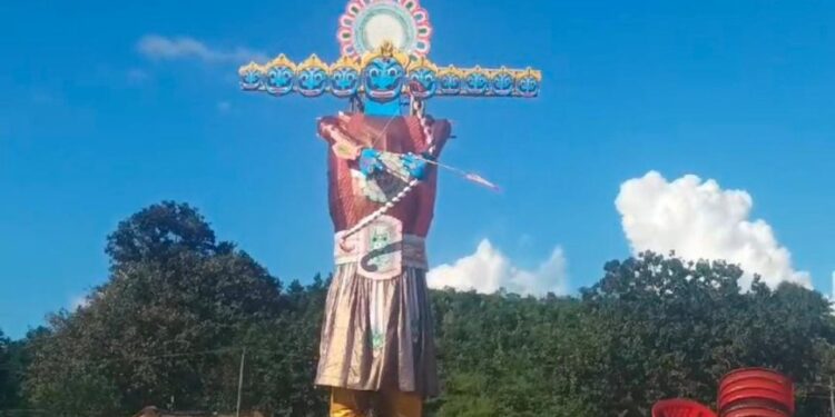 ବାଲିଗୁଡାରେ ଦଶହରା ଓ ରାବଣ ପୋଡି ଉତ୍ସବ ଆୟୋଜିତ : ଆତସବାଜି ରେ କମ୍ପିଲା ମିନିଷ୍ଟାଡିୟମ