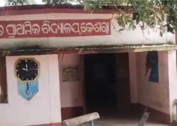 ପ୍ରଧାନ ଶିକ୍ଷକଙ୍କ ଦୌରାତ୍ମକୁ ବିରୋଧ କରି ତାଲା