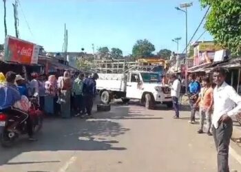 ମିନି ଟ୍ରକ ଧକ୍କାରେ ଶ୍ରମିକ ଗୁରୁତର, ରାସ୍ତା ଅବରୋଧ