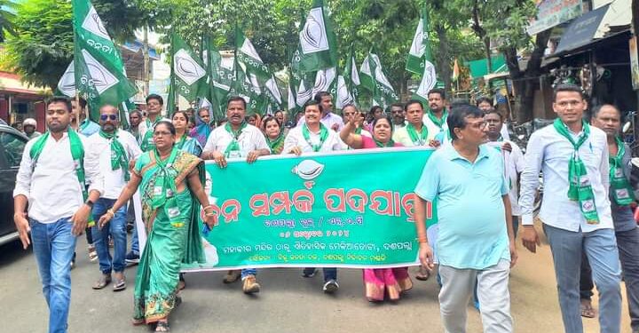 ଜନ ସମ୍ପର୍କ ପଦଯାତ୍ରା ରେ କମ୍ପିଲା ଦଶପଲ୍ଲା ନିର୍ବାଚନ ମଣ୍ଡଳୀ : ହାତୀ ଦେବୁ ଘୋଡା ଦେବୁ କହି ଭୋଟ ନେଲେ – ବିଜେପି ର ମିଛ ଧରାପଡ଼ିଯାଇଛି