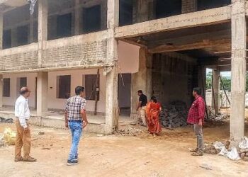 ଆଦର୍ଶ ବିଦ୍ୟାଳୟ ପରିଦର୍ଶନ କଲେ ଜିଲ୍ଲା ଶିକ୍ଷା ଅଧିକାରିଣୀ