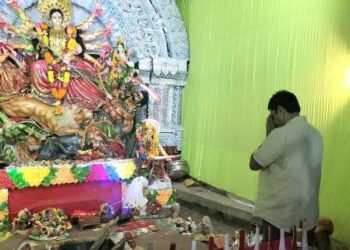 ଖେଲାର ବଜାରରେ ଥିବା ଦୁଇଟି ଦୁର୍ଗାମଣ୍ଡପ ବୁଲି ଦେଖିଲେ ସମୀର ଦାଶ