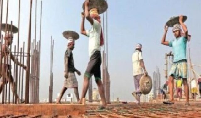 Horrific accident in unauthorized colony of construction workers in Bhosari: 5 workers killed