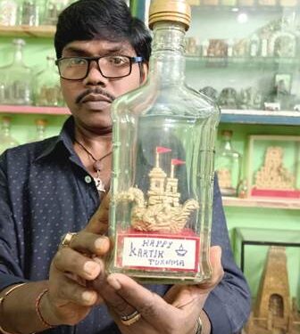 ସୂକ୍ଷ୍ମ କଳା ବୋତଲ ଭିତରେ ବୋଇତ