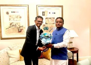 ଦେବାଶିଷ ମହାପାତ୍ର ସିଙ୍ଗାପୁରରେ ମୁଖ୍ୟମନ୍ତ୍ରୀଙ୍କୁ ଭେଟିଲେ