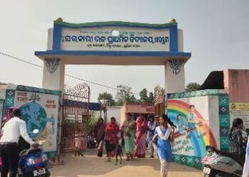 ସ୍କୁଲ ଛାତରୁ ଖସୁଛି ସିମେଣ୍ଟ ପ୍ଲାଷ୍ଟର, ଟେଣ୍ଟ ତଳେ ପାଠ ପଢୁଛନ୍ତି ଛାତ୍ରଛାତ୍ରୀ