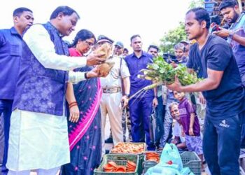 ଦୀପାବଳିରେ ଏକ ନମ୍ବର ହାଟ ଫୁଟପାଥରୁ ଦୀପ, ସଳିତା, ତେଲ ଓ ଅନ୍ୟାନ୍ୟ ପୂଜା ସାମଗ୍ରୀ କିଣିଲେ ମୁଖ୍ୟମନ୍ତ୍ରୀ