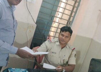 ଜଣେ କାର୍ଯ୍ୟରତ ସାମ୍ବାଦିକ ଙ୍କ ଦୋକାନ ରୁ କଳା କନା ବୁଲାଇ  ଲୁଟିନେଲେ ଦୂର୍ବୁର୍ତ୍ତ