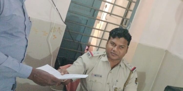 ଜଣେ କାର୍ଯ୍ୟରତ ସାମ୍ବାଦିକ ଙ୍କ ଦୋକାନ ରୁ କଳା କନା ବୁଲାଇ  ଲୁଟିନେଲେ ଦୂର୍ବୁର୍ତ୍ତ
