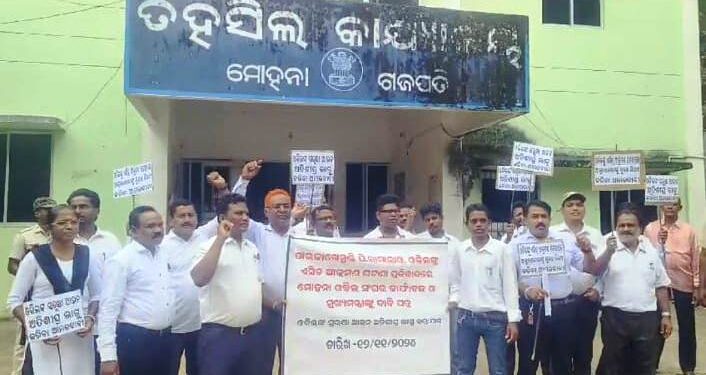 ଗଜପତି ଜିଲ୍ଲାରେ ବରିଷ୍ଟ ଓକିଲ ଙ୍କୁ ଏସିଡ ମାଡ ଘଟଣାରେ ସମ୍ପୃକ୍ତ ଆସାମୀ ଙ୍କୁ ଗିରଫ ସହ ଓକିଲ ମାନଙ୍କୁ ସୁରକ୍ଷା ଦେବା ନିମନ୍ତେ ମୁଖ୍ୟମନ୍ତ୍ରୀ ଙ୍କ ଉଦ୍ଦେଶ୍ୟରେ ଦାବୀପତ୍ର