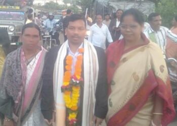 ଗୁମ୍ମା ବ୍ଲକ ରେ ଓଡିଶା ସିଭିଲ୍ ସର୍ଭିସ ପରୀକ୍ଷା ରେ କୃତକାର୍ଯ୍ୟ ହୋଇଥିବା ସୋମନାଥ ଙ୍କୁ ସମ୍ଭର୍ଦ୍ଧନା