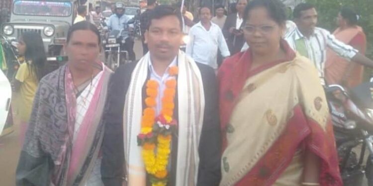 ଗୁମ୍ମା ବ୍ଲକ ରେ ଓଡିଶା ସିଭିଲ୍ ସର୍ଭିସ ପରୀକ୍ଷା ରେ କୃତକାର୍ଯ୍ୟ ହୋଇଥିବା ସୋମନାଥ ଙ୍କୁ ସମ୍ଭର୍ଦ୍ଧନା