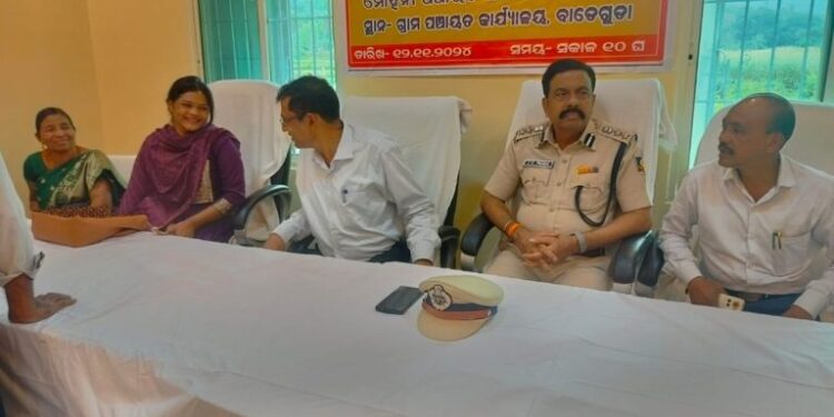 ଲୋକଙ୍କ ନିକଟକୁ ଯାଇ ଅଭିଯୋଗ ଶୁଣିଲେ ଗଜପତି ଜିଲ୍ଲାପାଳ, ସାଧାରଣ ଲୋକ କଲେ ପ୍ରଶଂସା