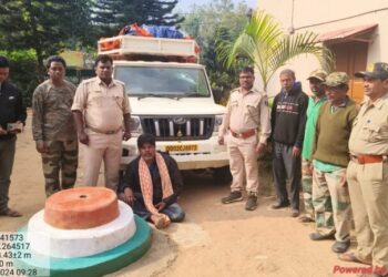 ଲକ୍ଷାଧିକ ଟଙ୍କାର କାଠ ଜବତ ଦୁଇ ଫେରାର ଜଣେ ଗିରଫ