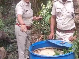 ଦୁଇଟି ସ୍ଥାନରେ ଚଢ଼ାଉ ୪୫୦୦ଲିଟର ପୋଚ ନଷ୍ଟ କରିବା ସହ ୫୮0 ଲିଟର ଦେଶୀ ମଦ ଜବତ