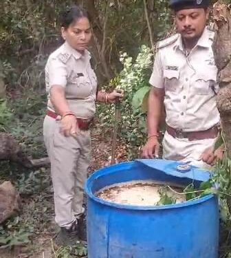 ଦୁଇଟି ସ୍ଥାନରେ ଚଢ଼ାଉ ୪୫୦୦ଲିଟର ପୋଚ ନଷ୍ଟ କରିବା ସହ ୫୮0 ଲିଟର ଦେଶୀ ମଦ ଜବତ