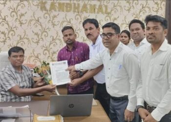 କନ୍ଧମାଳ ଜିଲ୍ଲାର କଳା ଓ କ୍ରୀଡ଼ା ପ୍ରଶିକ୍ଷକଙ୍କୁ ସ୍ଥାୟୀ ନିଯୁକ୍ତି ଦାବିରେ ଜିଲ୍ଲା ପ୍ରଶାସନକୁ ଦାବୀ ପତ୍ର ପ୍ରଦାନ