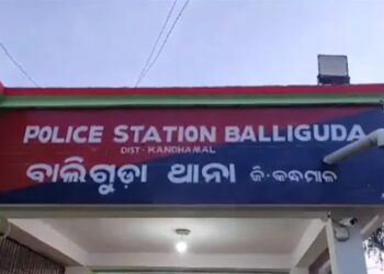 ବେକରେ ରଶି ଲଗାଇ ଝୁଲି ପଡିଲେ ଦମ୍ପତି : ମୋବାଇଲ ପାଇଁ ଚାଲିଗଲା ୨ ଜୀବନ