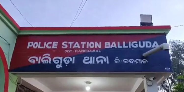 ବେକରେ ରଶି ଲଗାଇ ଝୁଲି ପଡିଲେ ଦମ୍ପତି : ମୋବାଇଲ ପାଇଁ ଚାଲିଗଲା ୨ ଜୀବନ