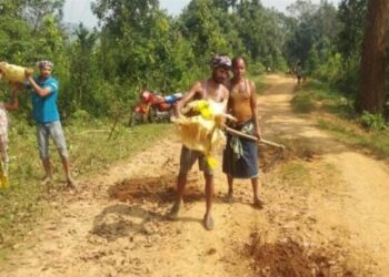 ଶୁଣିଲାନି ପ୍ରଶାସନ : ଶ୍ରମ ଓ ଅର୍ଥଦାନ କରି ରାସ୍ତା ମରାମତି କଲେ ଗ୍ରାମବାସୀ