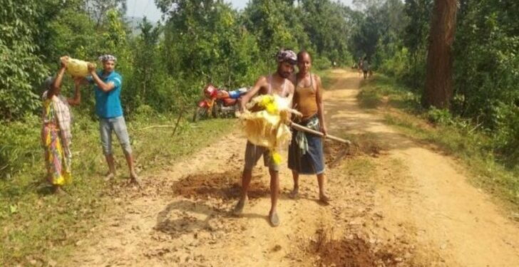 ଶୁଣିଲାନି ପ୍ରଶାସନ : ଶ୍ରମ ଓ ଅର୍ଥଦାନ କରି ରାସ୍ତା ମରାମତି କଲେ ଗ୍ରାମବାସୀ