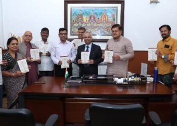 ଆଇନ ମନ୍ତ୍ରୀ ଶ୍ରୀ ପୃଥ୍ୱୀରାଜ ହରିଚନ୍ଦନଙ୍କ ଦ୍ୱାରା “ଦି ପ୍ରୋଟେକ୍ସନ ଅଫ ହୁମ୍ୟାନ ରାଇଟ୍ସ ଆକ୍ଟ-୧୯୯୩” ସଂକଳିତ ପୁସ୍ତକ ଉନ୍ମୋଚିତ