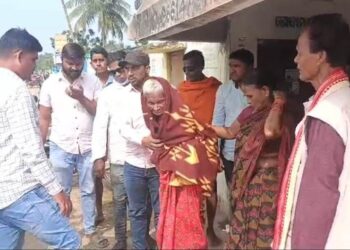 ଅସହାୟ ଅବସ୍ଥାରେ ପଡି ରହିଥିବା ବୃଦ୍ଧା ମହିଳାଙ୍କୁ ଉଦ୍ଧାର କଲେ ପର୍ଶୁରାମ ଯୁବକ ସେବା ସଂଗଠନ