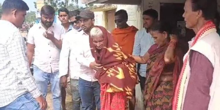 ଅସହାୟ ଅବସ୍ଥାରେ ପଡି ରହିଥିବା ବୃଦ୍ଧା ମହିଳାଙ୍କୁ ଉଦ୍ଧାର କଲେ ପର୍ଶୁରାମ ଯୁବକ ସେବା ସଂଗଠନ
