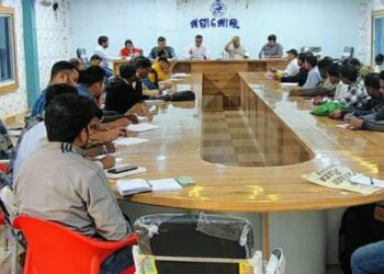 ଖପ୍ରାଖୋଲ ରେ ଜିଲ୍ଲା ମୁଖ୍ୟ ଉନ୍ନୟନ ଅଧିକାରୀ ଙ୍କ ସମୀକ୍ଷା ବୈଠକ : ବିଭିନ୍ନ ଉନ୍ନୟନ କାମ ର ସଫଳ ରୂପାୟନ ଉପରେ ଗୁରୁତ୍ବ