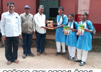 ଜନ୍ମଦିନରେ ପାଠ୍ୟ ଉପକରଣ ବିତରଣ