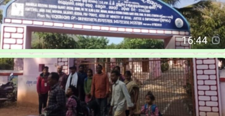ସଦାବେଳେ ବିବାଦ ଓ ଅବ୍ୟବସ୍ଥାରେ ଘେରରେ ରହିଥିବା ମୋହନା ଦୃଷ୍ଟିହୀନ ବଧିର ବିଦ୍ୟାଳୟରୁ ନିଜ ନିଜ ପିଲାଙ୍କୁ ନେଇଗଲେ ଅଭିଭାବକ