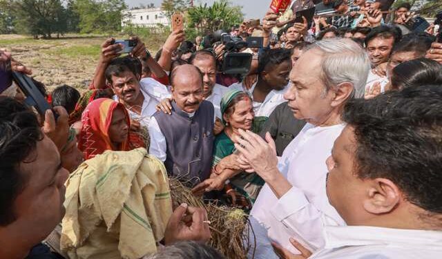 ହିଞ୍ଜିଳିରେ ନବୀନ : ଉଜୁଡ଼ା ଖେତରୁ ଚାଷୀଙ୍କ ଗଜା ଧାନଗଛ ଦେଖିଲେ