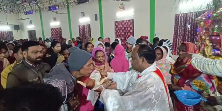 ବର୍ଷାକୁ ଖାତିର ନ କରି ପ୍ରଭୁ ଯୀଶୁଙ୍କ ପାଇଁ କଲେ ପ୍ରାର୍ଥନା : ଧରାବତରଣ କଲେ ପ୍ରଭୁ ଯୀଶୁ