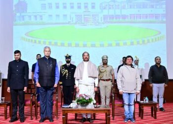 ‘କିସ୍‌’ରେ ପଢ଼ୁଥିବା ଝାଡ଼ଖଣ୍ଡ ରାଜ୍ୟର ଛାତ୍ରଛାତ୍ରୀଙ୍କୁ ରାଜ୍ୟପାଳ ଭେଟିଲେ : ଶିକ୍ଷା ମଣିଷର ବ୍ୟକ୍ତିତ୍ୱର ବିକାଶ କରିଥାଏ – ରାଜ୍ୟପାଳ