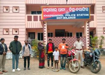 ଖପ୍ରାଖୋଲ ପୋଲିସ ର ପେଟ୍ରୋଳିଂ ବେଳେ ତିନି ଶିଶୁ ସମେତ ୪ଦାଦନ ଶ୍ରମିକ ଉଦ୍ଧାର –  ଦୁଇ ମଧ୍ୟସ୍ଥି ଗିରଫ